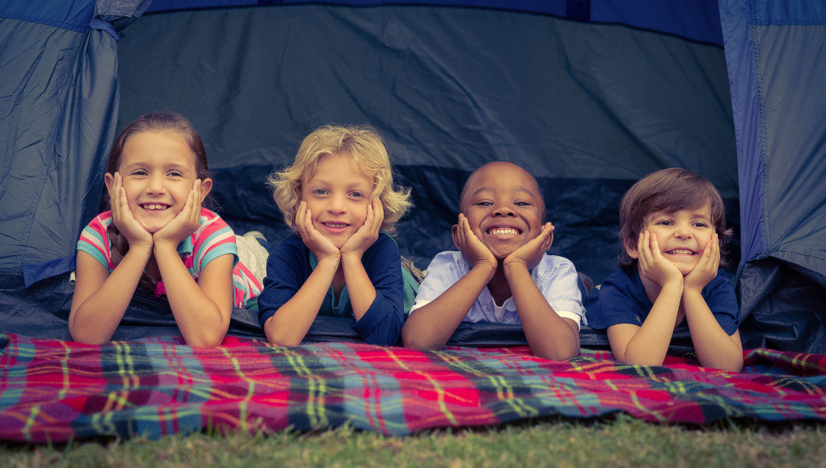 Echtpaar zit relaxed naast hu camper op de camping van Hof van Libeek.
