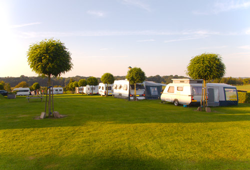 Groothoek opname van de camping in de lengte